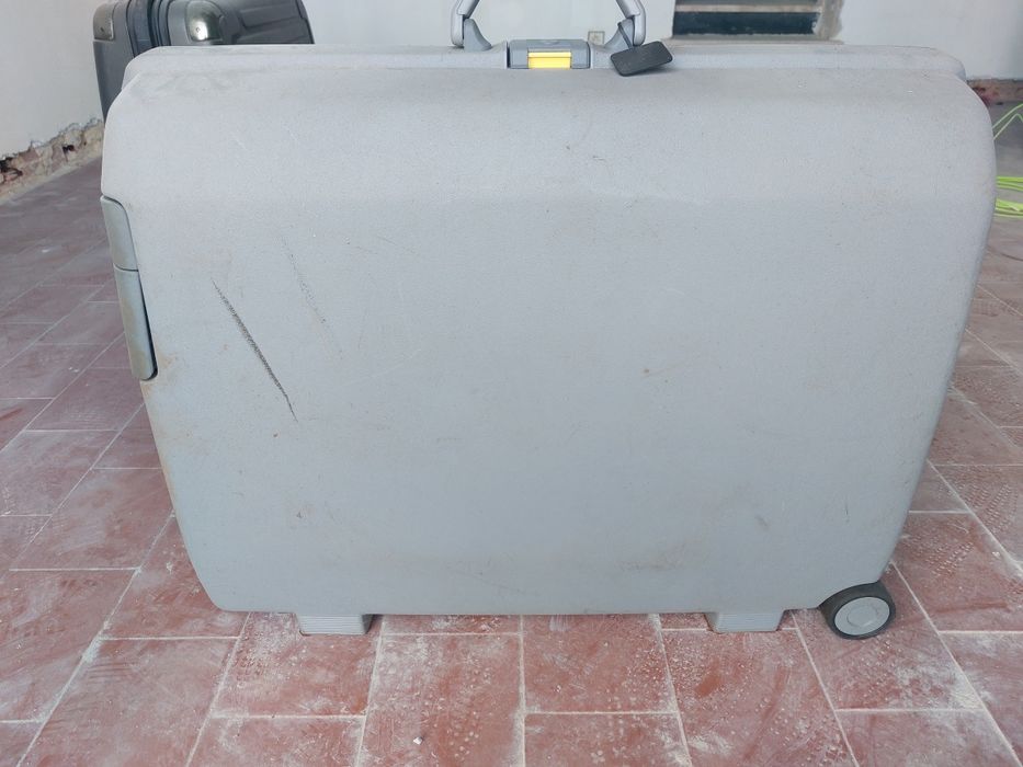 Mala de viagem cinza com rodas e fecho