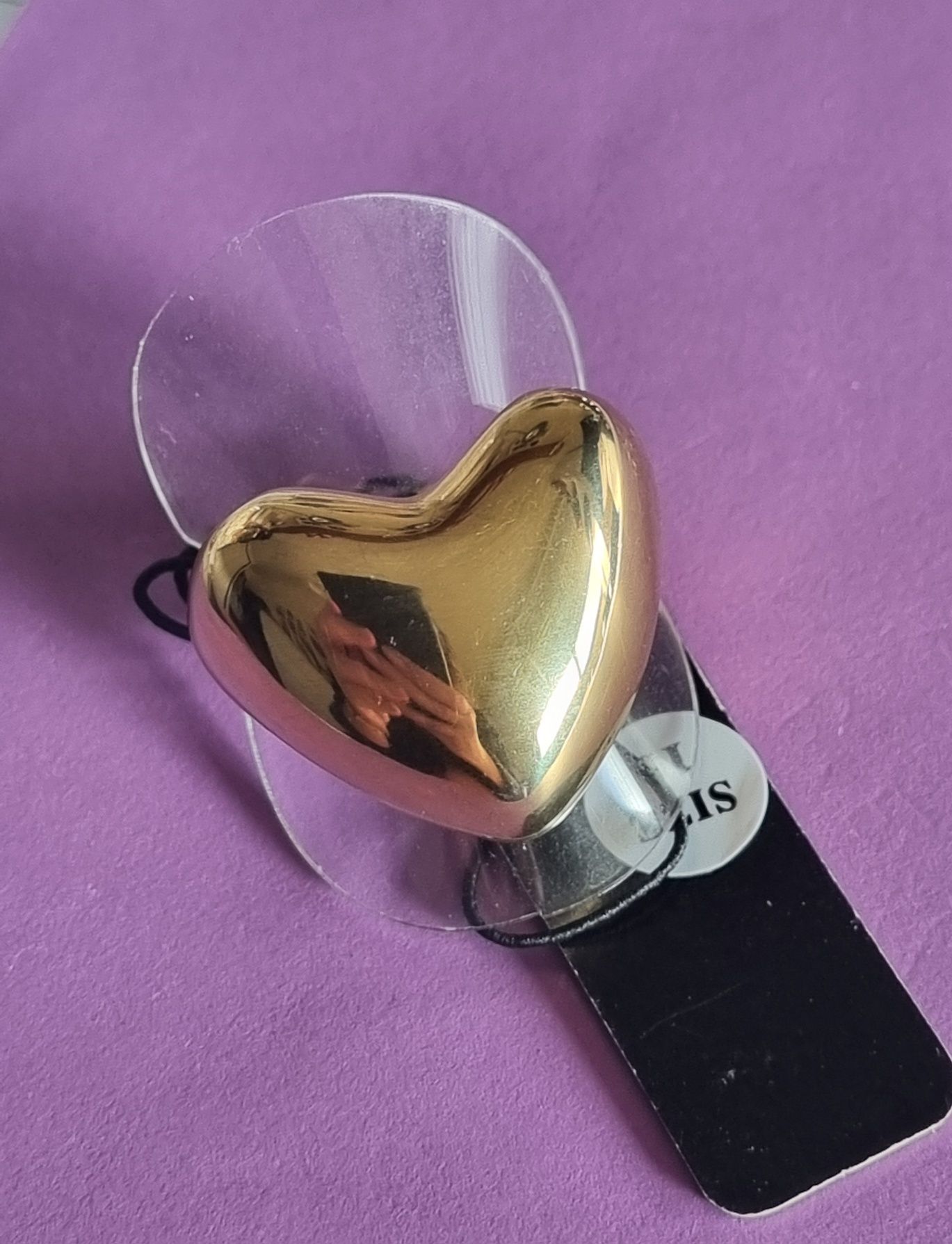 Anel dourado, em aço, em forma de coração. T20