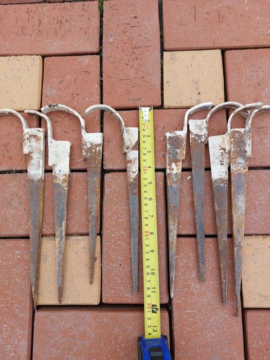 Крючки (костыли) на батарею