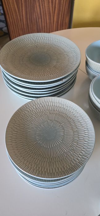 Conjunto de pratos + canecas + tigelas