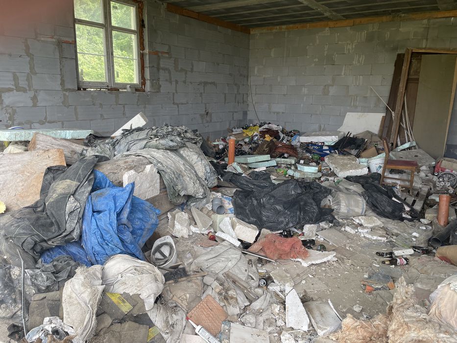 Transport Wywóz odpadów gruzu  skuwanieSprzątanie Piwnic Strychów expr