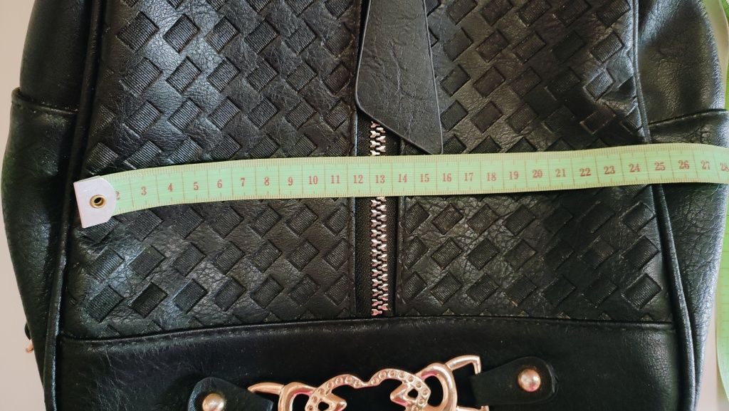 Mochila preta com detalhes