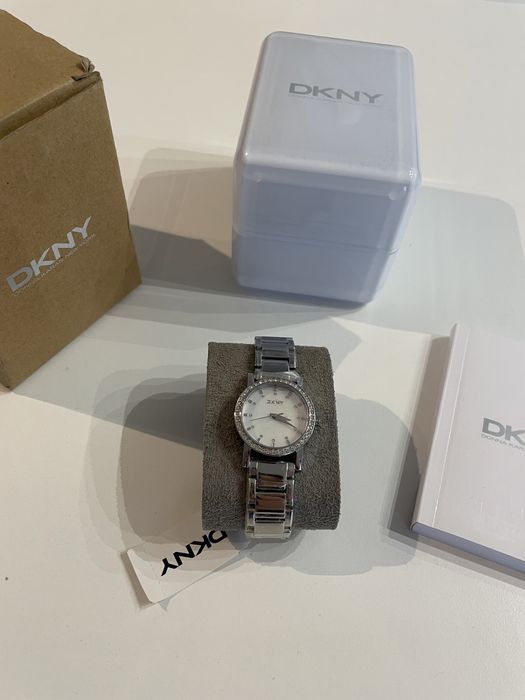 Nowy elegancki srebrny zegarek DKNY masa perłowa cyrkonie