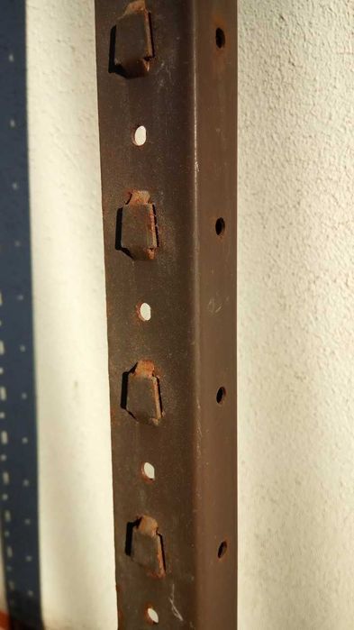 Urgente entrada obras: Estrutura em metal para estantes (10 Unidades)