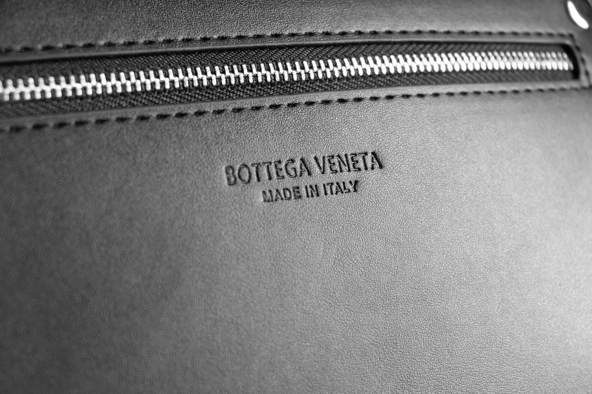 Сумка Bottega Veneta Medium Cassette with Versatile Strap
