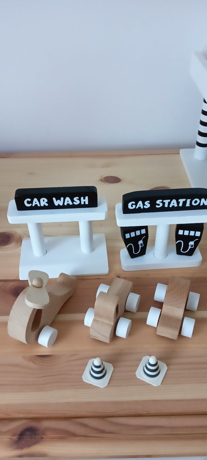 Drewniany garaż, parking Mamabrum