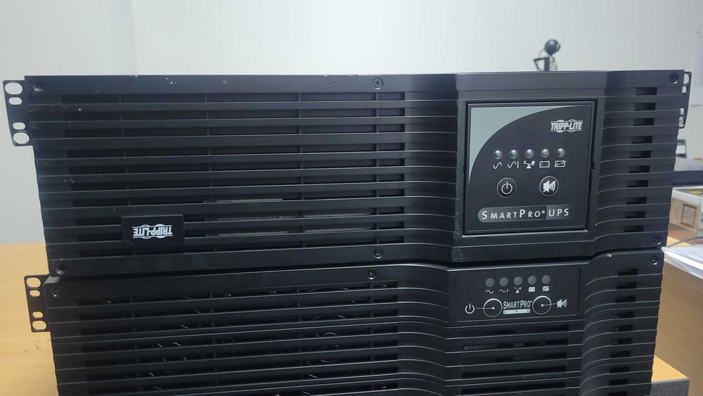 Джерело безперешкодного живлення Tripp Lite 2200VA. Чиста синусоїда