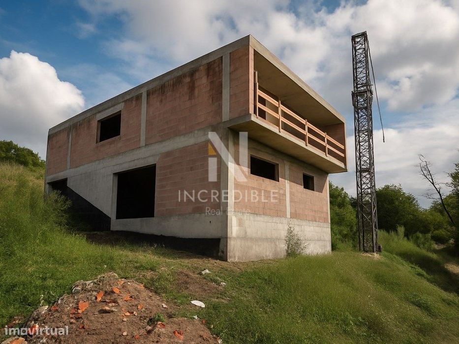 Moradia T3 em Estrutura para Conclusão em Fiscal, Amares