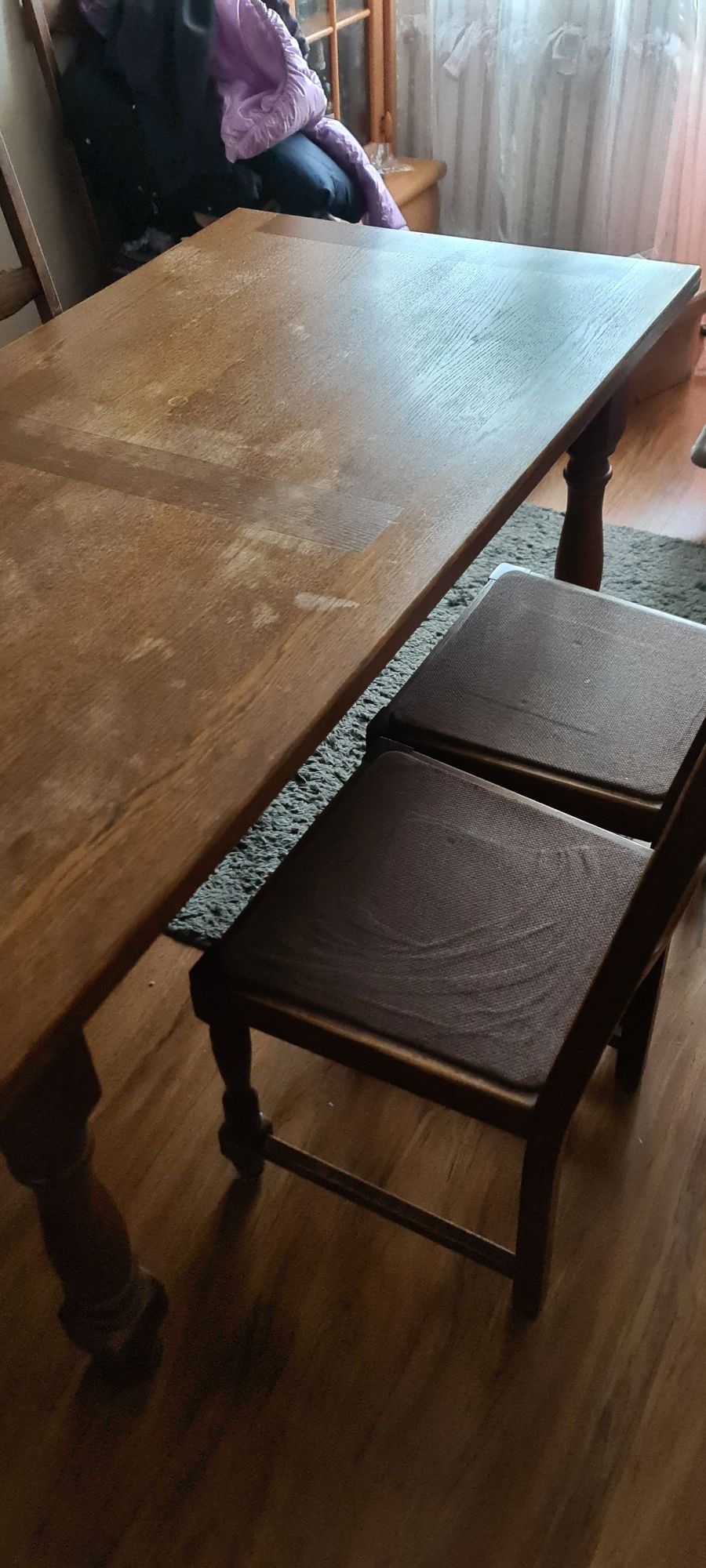 Duży stół dębowy do salonu z krzesłami