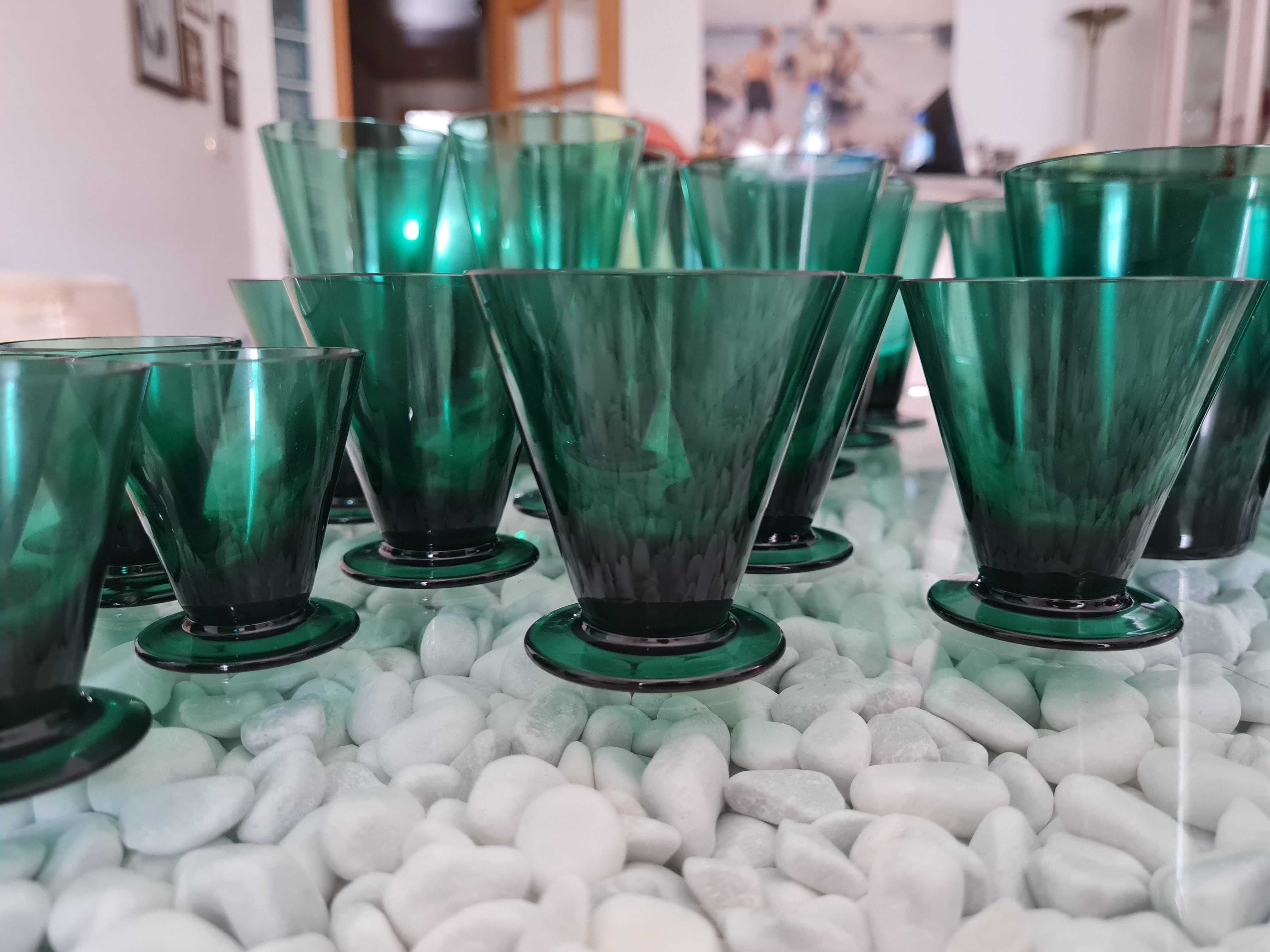 Conjunto vários copos verdes