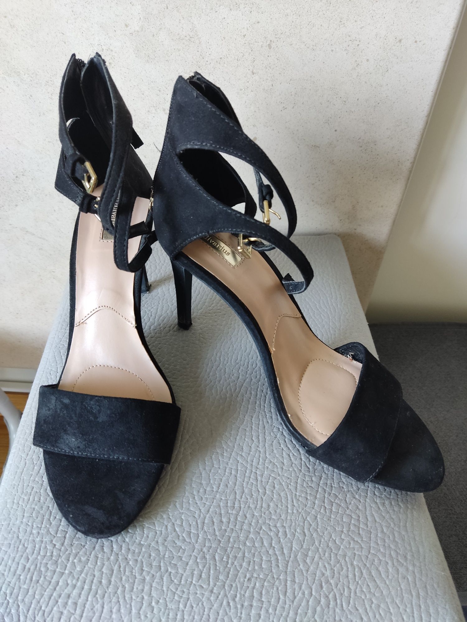 Sapatos pretos fivela e fecho