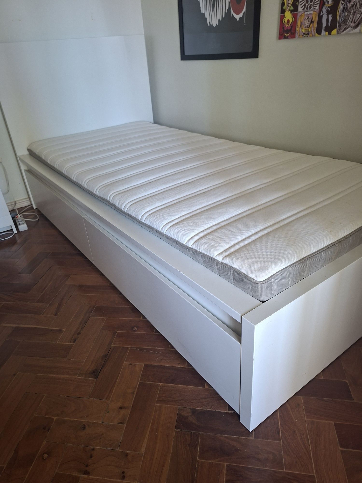 Cama IKEA Malm com colchão e estrado. Praticamente novo
