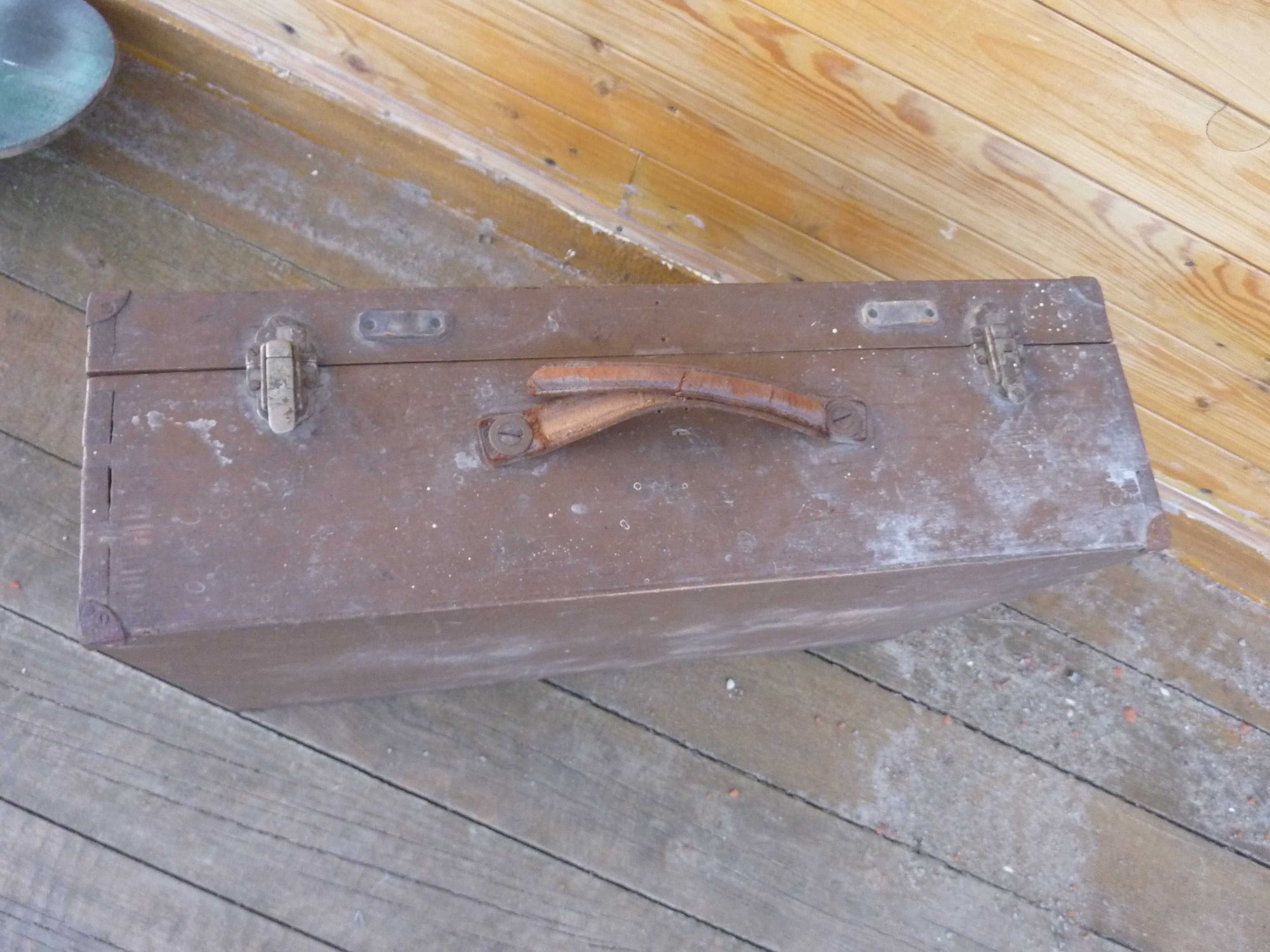 Stara drewniana walizka z lat czterdziestych