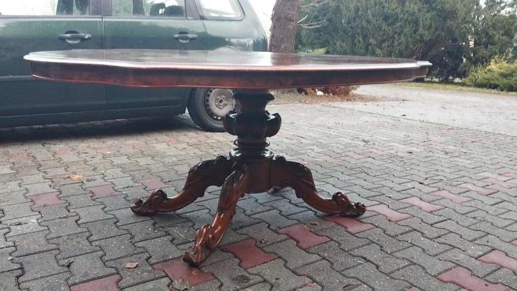 Stylowy stół owalny włoski z zaokrągleniami na nodze rzeźbionej