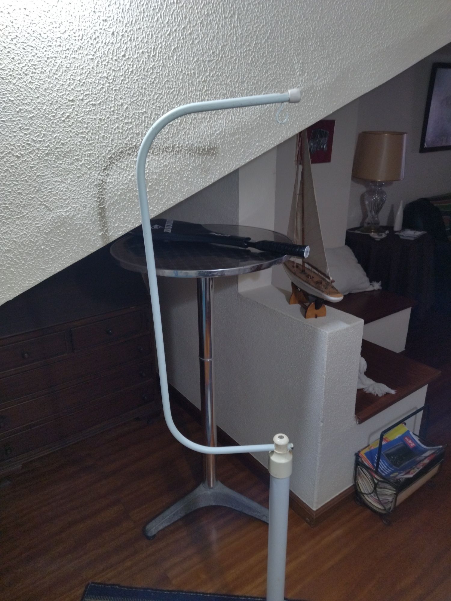 Suporte de pé para gaiola