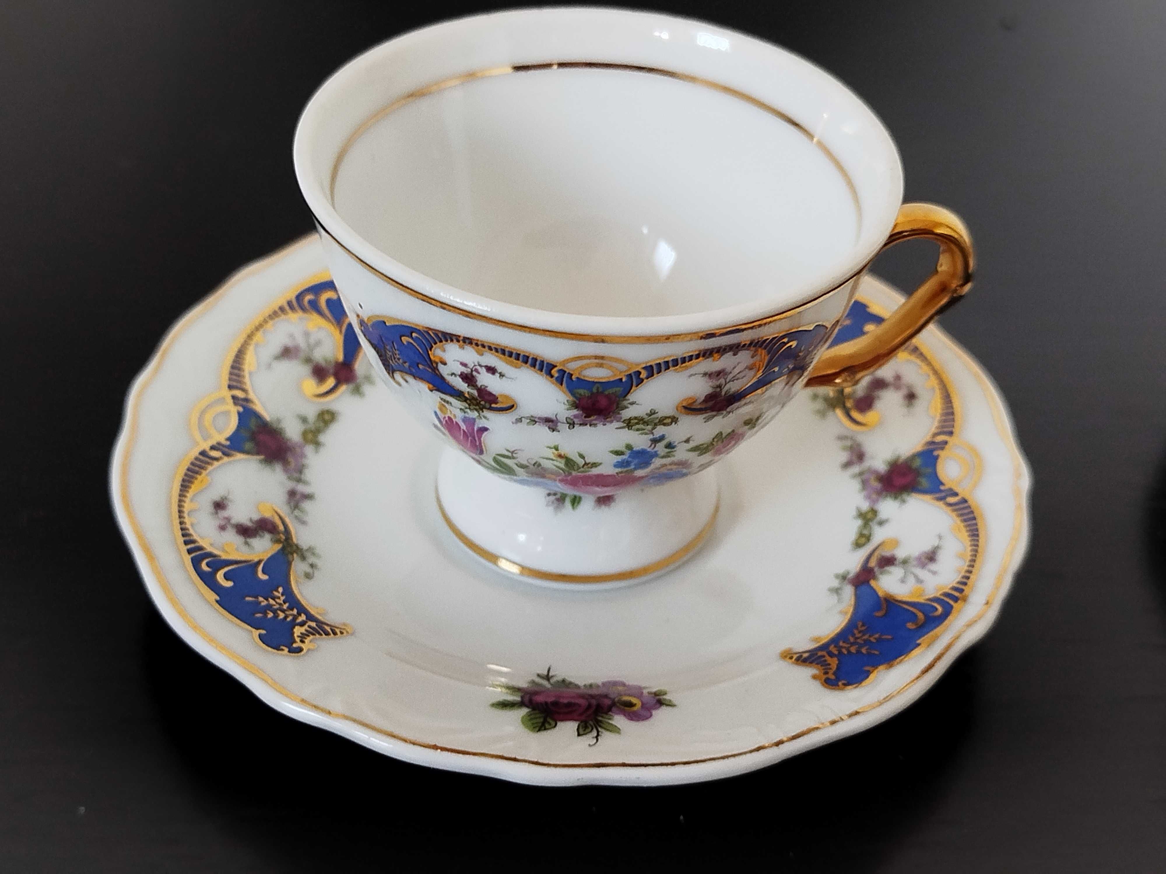 Duas chávenas de café bastante antigas e sem nenhum estrago