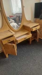 Toaletka dla ciebie  z pięknym lustrem  plus dwie  szafki nocne.