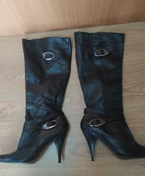 Botas cano alto em pele