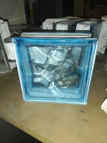 Blocos de vidro transparentes e azuis