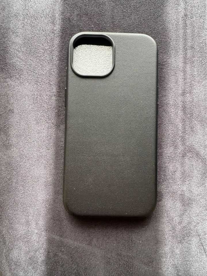 Capa iPhone 15 em pele