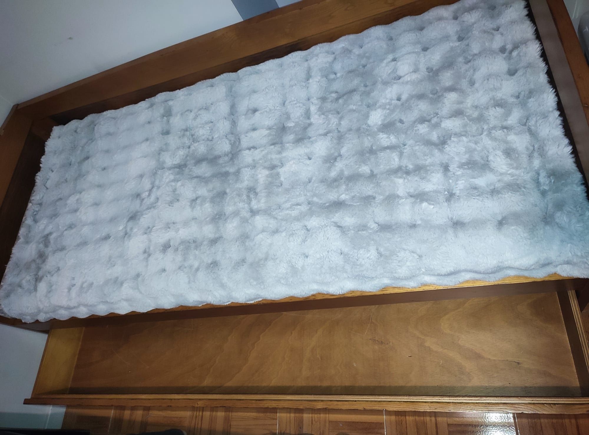 Cama de solteiro em madeira