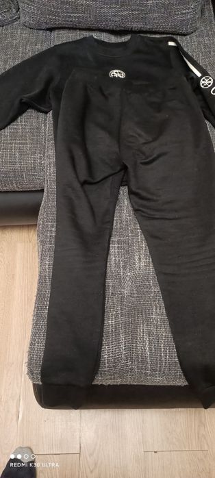 Komplet dresowy damski Guess. Spodnie i Bluza