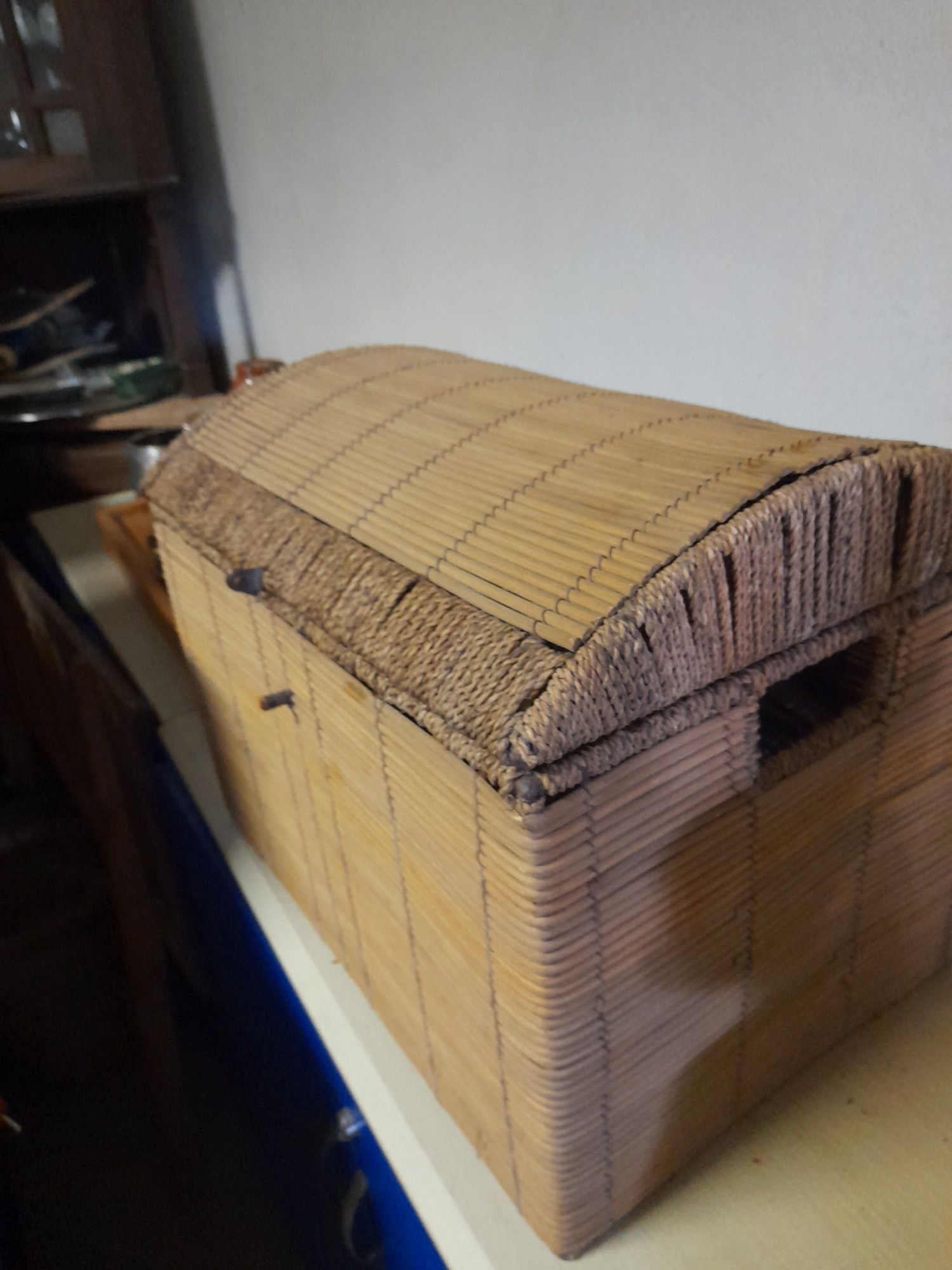Bau pequejo com cerca de 50 cm