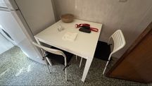 Mesa branca quadrada