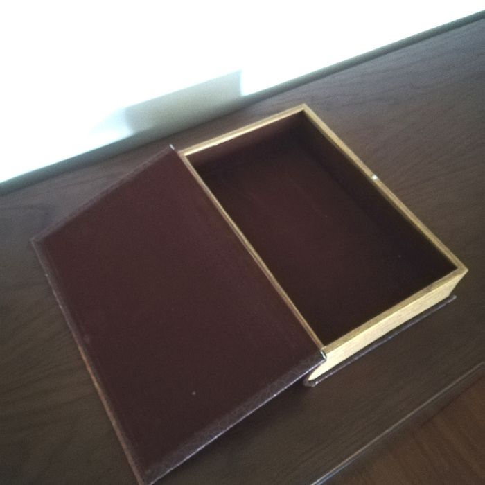 Caixa em forma de livro antigo