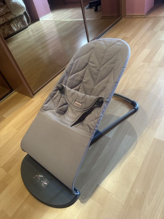 Продам шезлонг Baby Bjorn