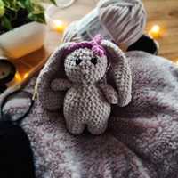 Króliczek z opaską amigurumi maskotka