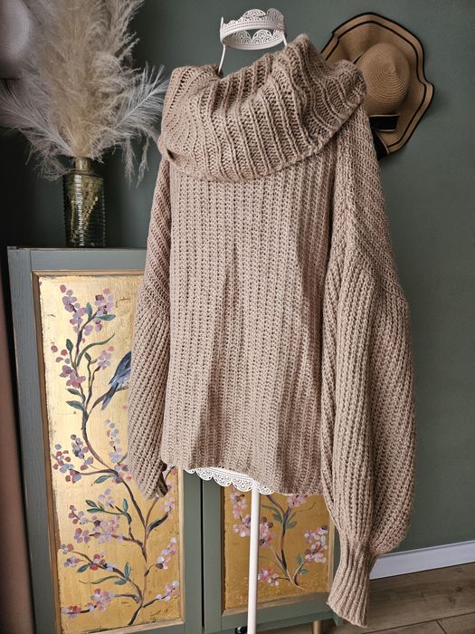 Jesienny sweter oversize'owy damski z dużym golfem brazowy włoski