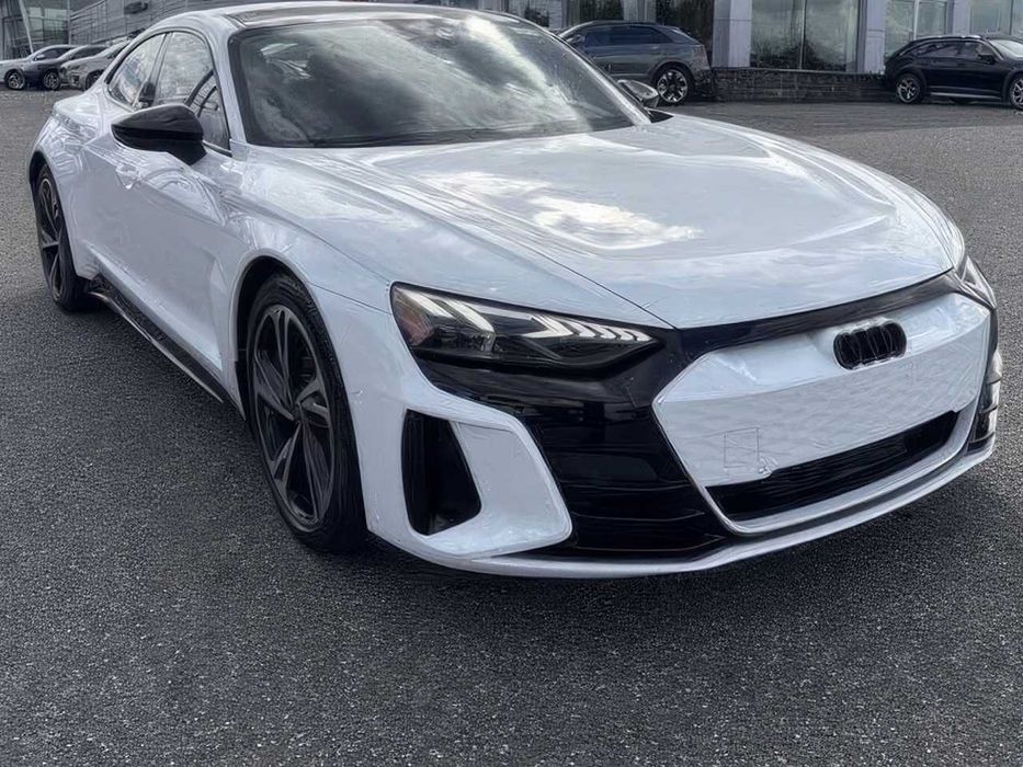 Audi e-tron      2023