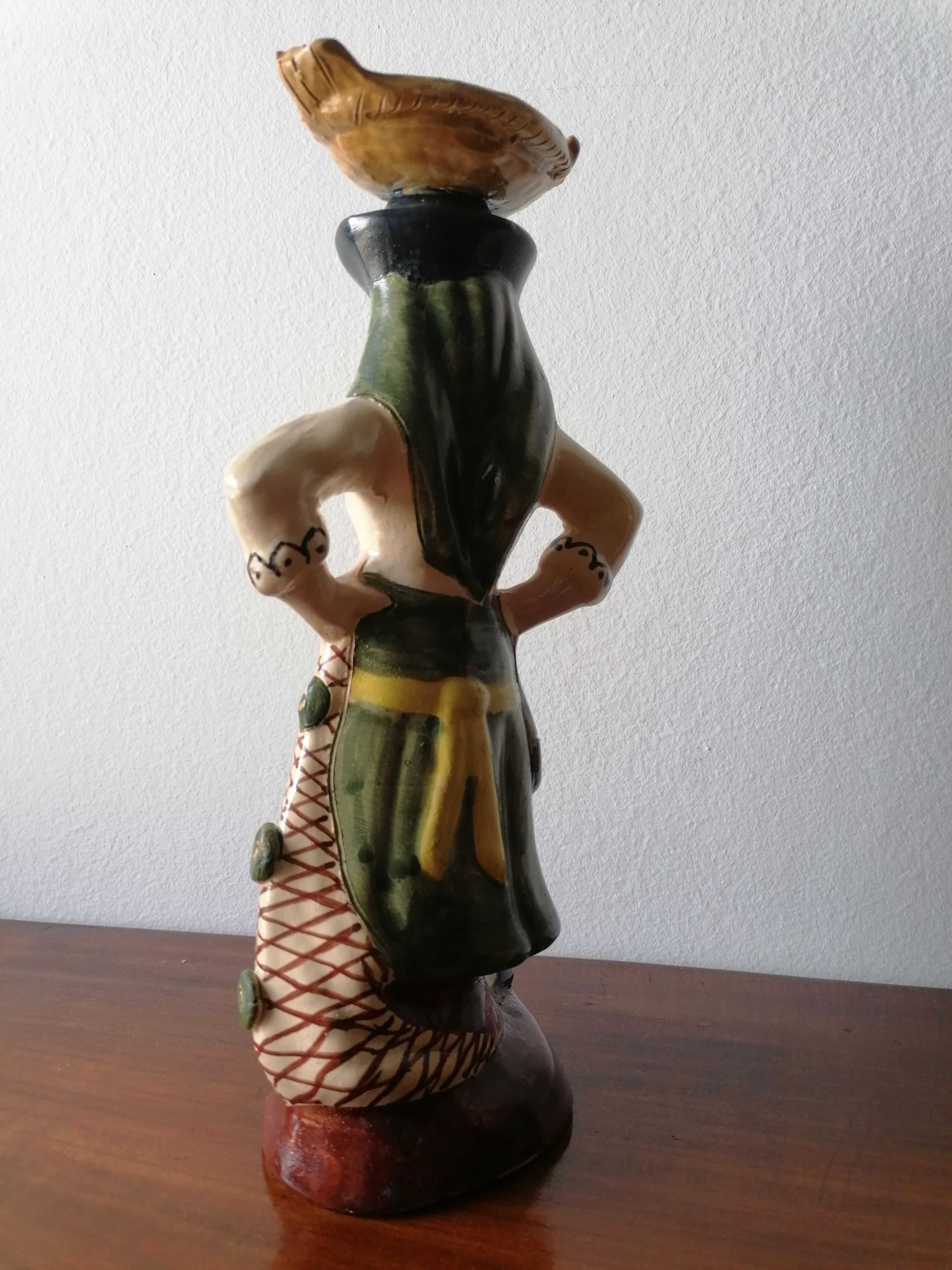 Figura cerâmica com traje regional de varina, datada de 1994.