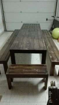 Conjunto de mesa e dois bancos corridos.