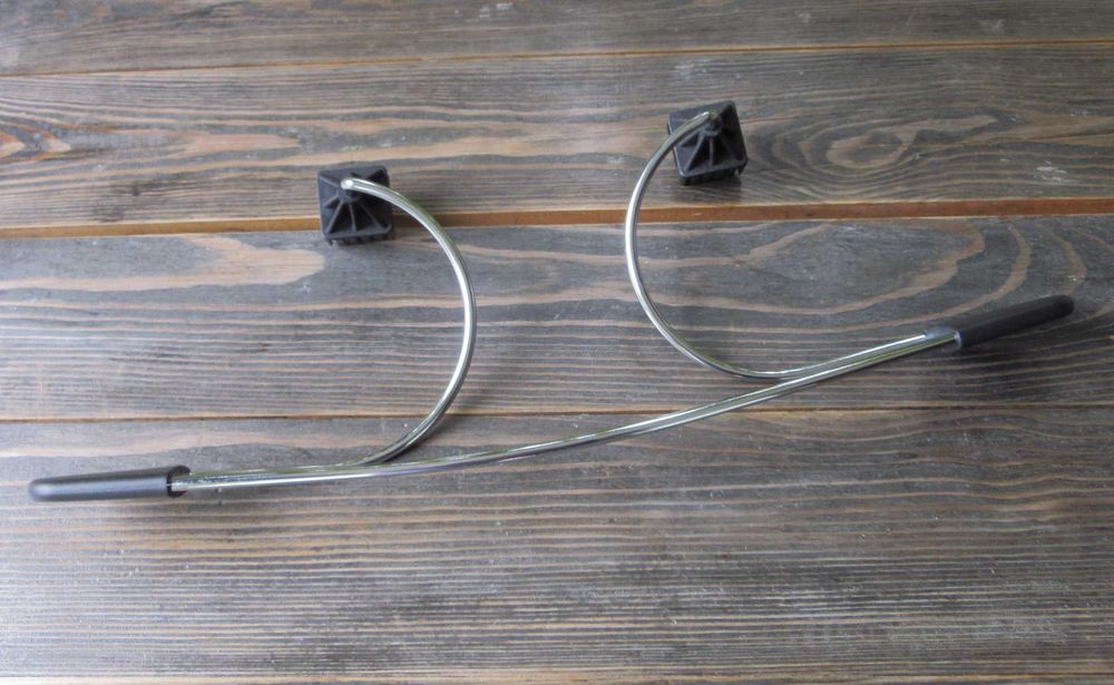 Metalowy wieszak na marynarkę .