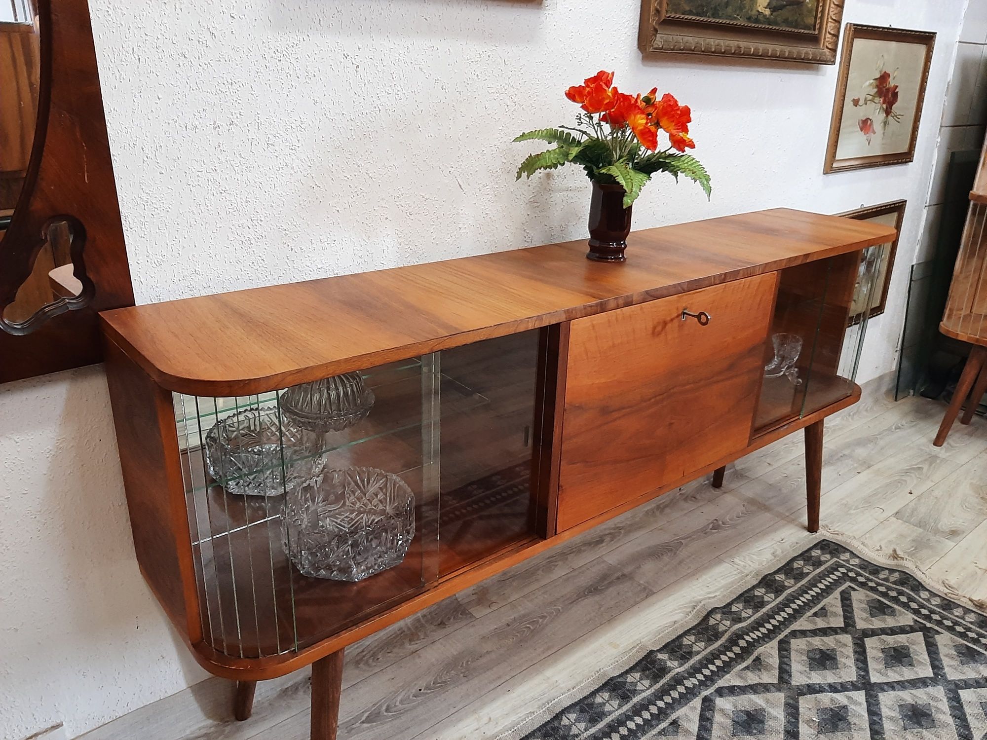 Komoda w stylu art deco po renowacji.