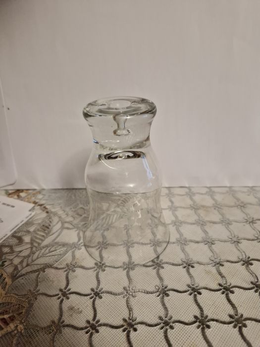 Szklanka koktajlowa z PRL z szlifowanym wzorem.