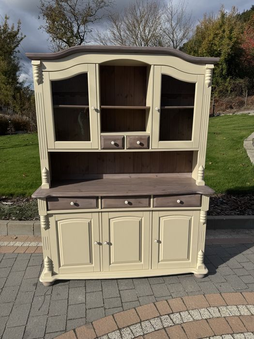 Odnowiony kredens , jasny beż