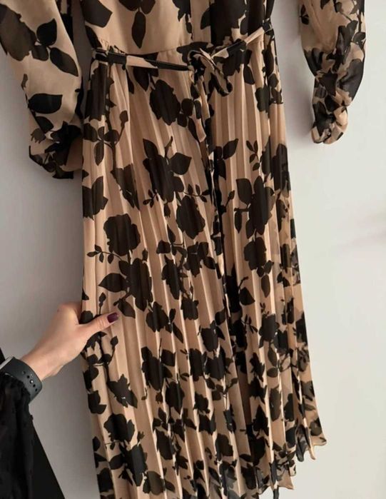 Reserved dluga elegancka beżowa plisowana sukienka