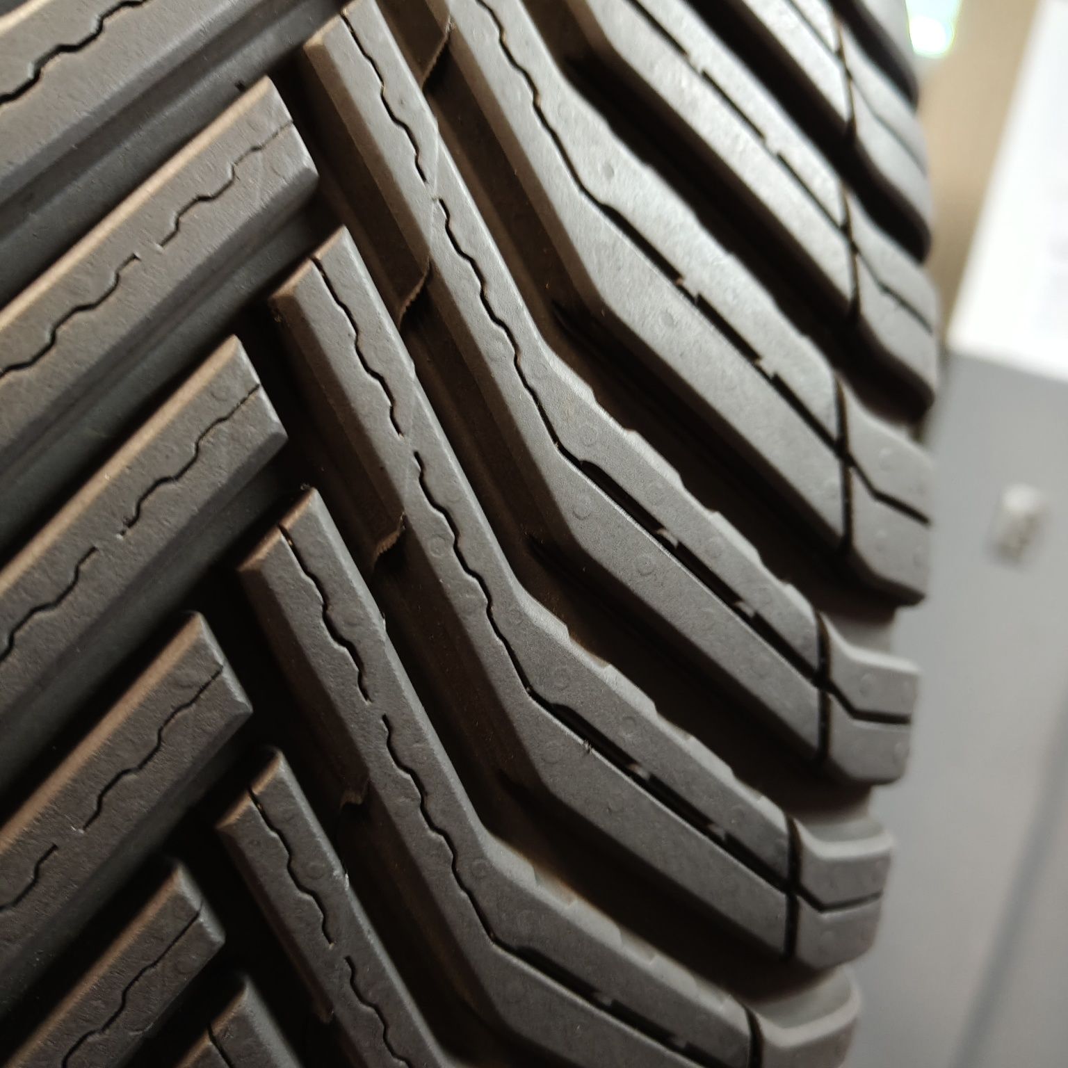 255/65/18 Sprzedam parę opon całorocznych Michelin