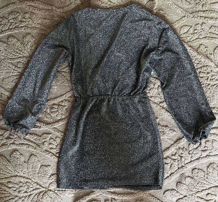 Чорна сукня на дівчину.