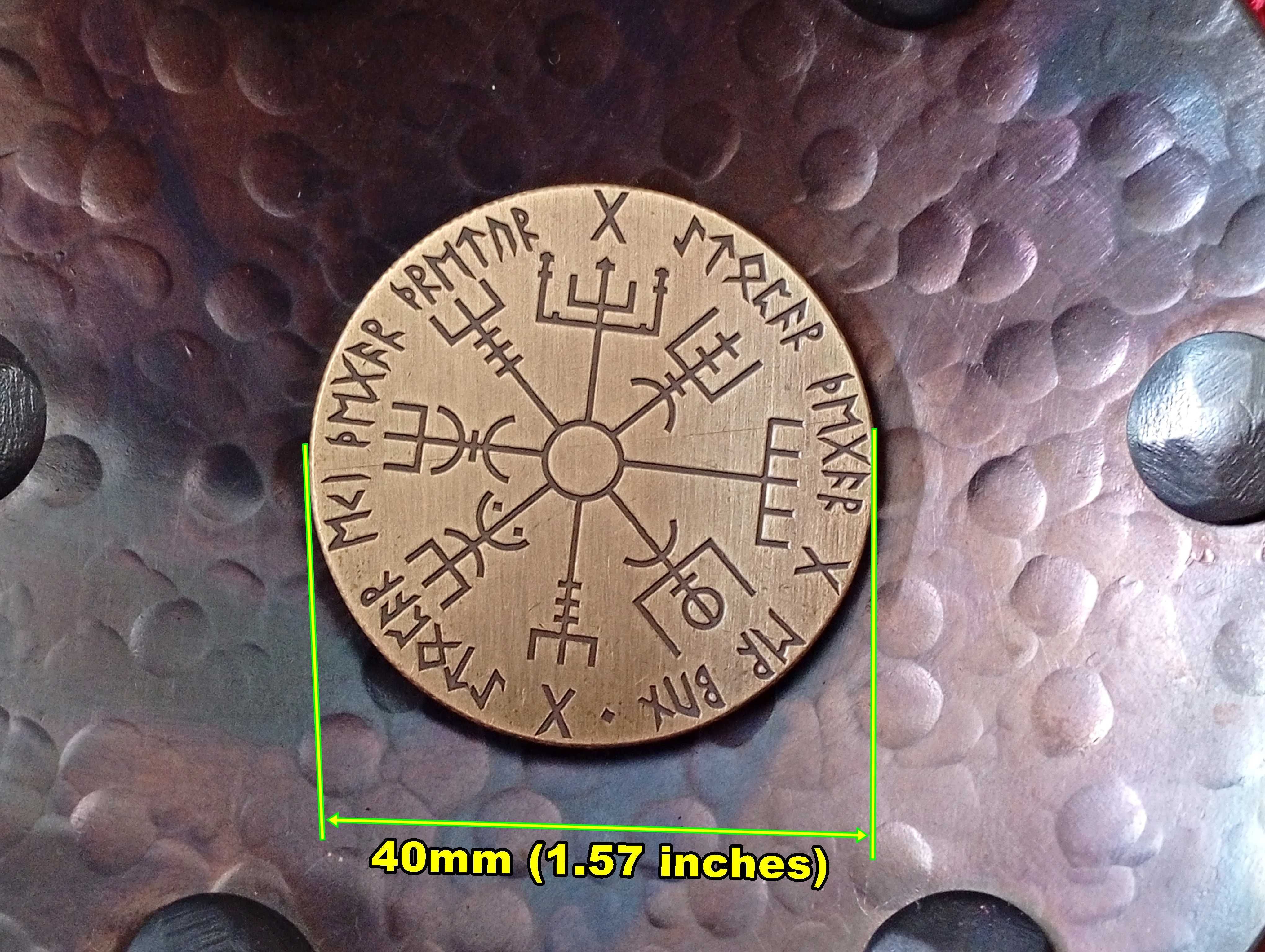 Moeda Viking com runas. Moeda da sorte fabricada em metal e bronzeada