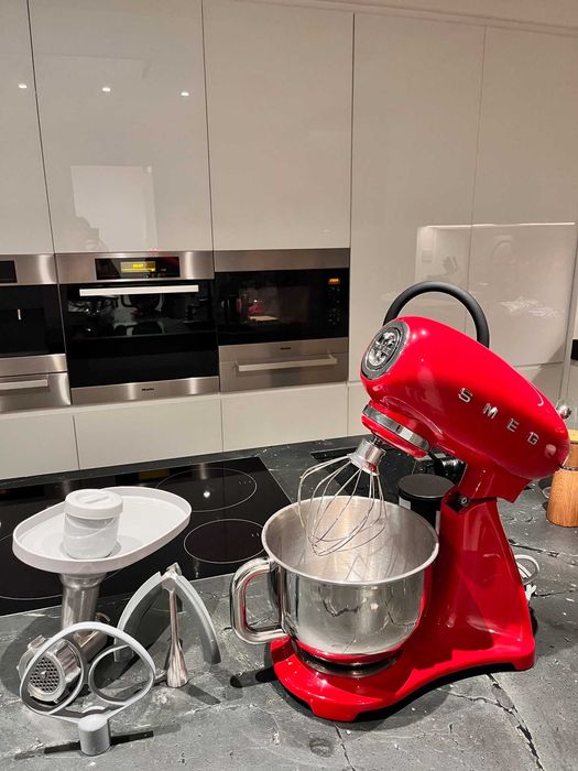 Sprzedam mikser planetarny SMEG SMF03 z akcesoriami