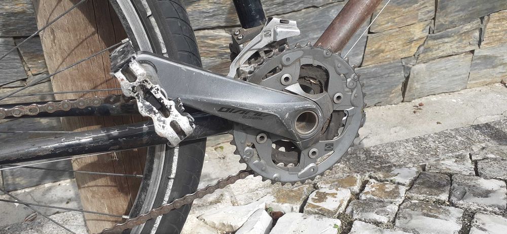 Bicicleta da marca KONA a merecer Restauro