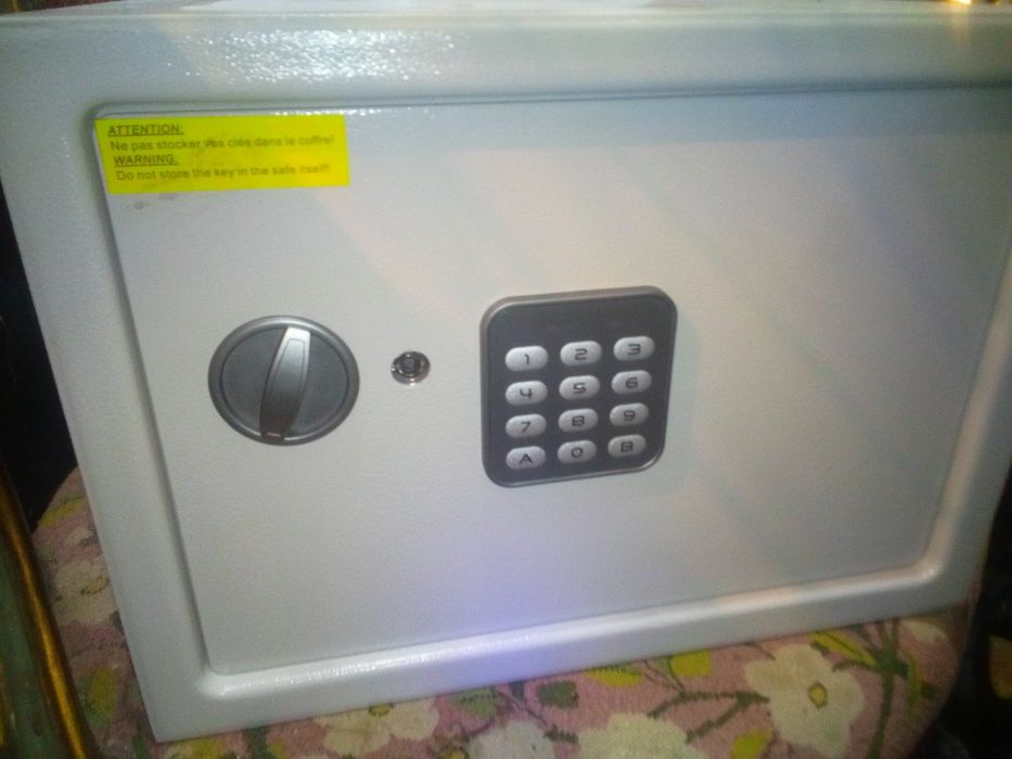 Cofre  digital e com chave novo com manual 60eur.