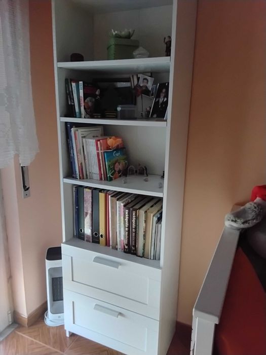 Estante branca  com duas gavetas