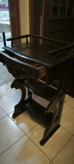 Mesa de telefone antiga