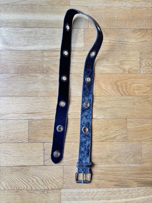 Szary pasek z pikowanymi aplikacjami