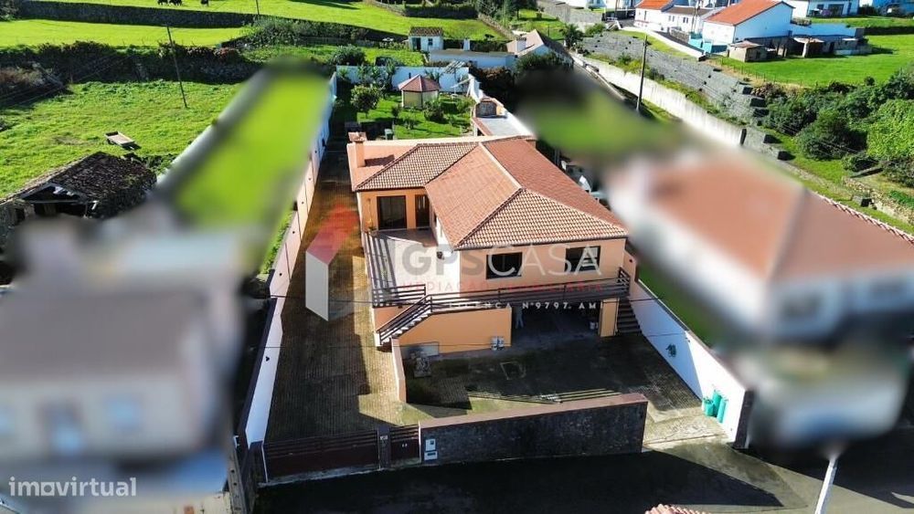 Moradia Térrea com Jardim, Garagem Ampla e Zona de Lazer Exterior